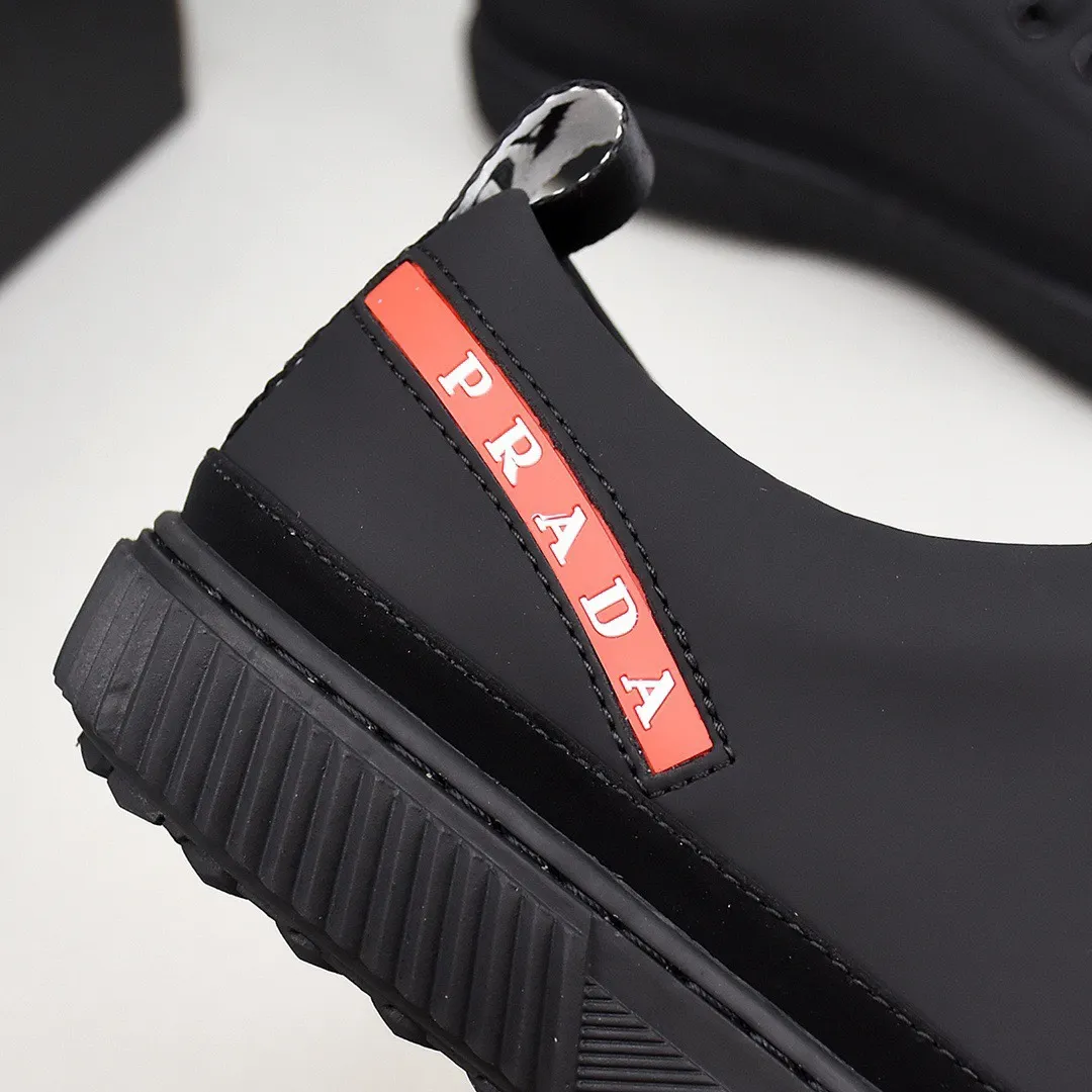 【PRADA】Men's shoes 💰400💰. Detonate the whole place! An international brand that is constantly innovating. This men's casual shoe is the original version. It is made of cowhide leather at a ratio of one to one at the store. It has leather feet and rubber non-slip outsole. It is breathable and comfortable. Quality speaks for itself. 👄38-44